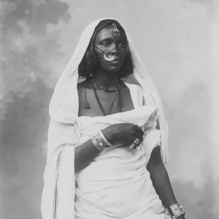 Photo en noir et blanc d’une femme africaine.